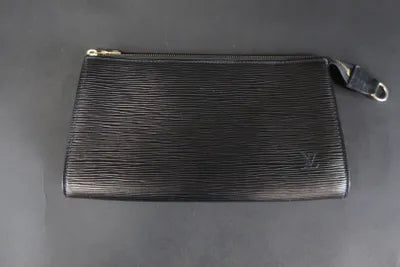 LOUIS VUITTON - Pochette « Accessoire » en cuir épi noir, fermeture zippée,