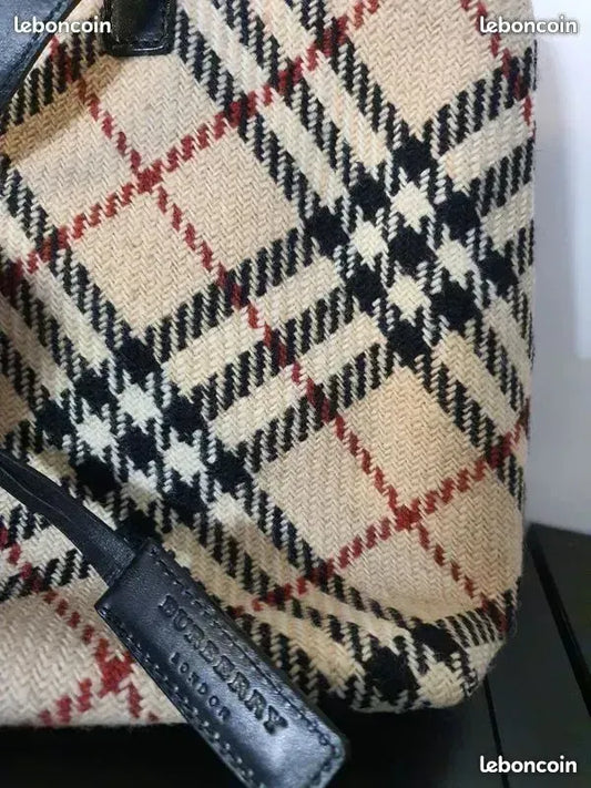 BURBERRY - Sac à main en tricot beige, noir, rouge, double anse porté épaule, fermeture zippée, poche.