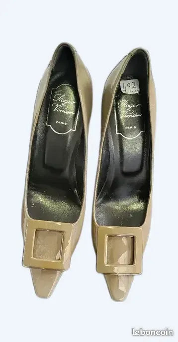 ROGER VIVIER Lot composé d'une paire d'escarpins en daim bleu, empeignes surmontées d'une double boucle recouverte et métal argenté, talons recouverts 88 mm, semelles en cuir, T 38 1/2